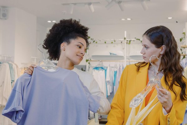 Créer un business de revente de mode : le guide complet