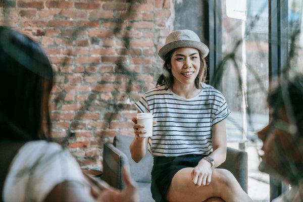 Découvrez comment sublimer vos looks printaniers avec des foulards en cachemire : astuces essentielles !